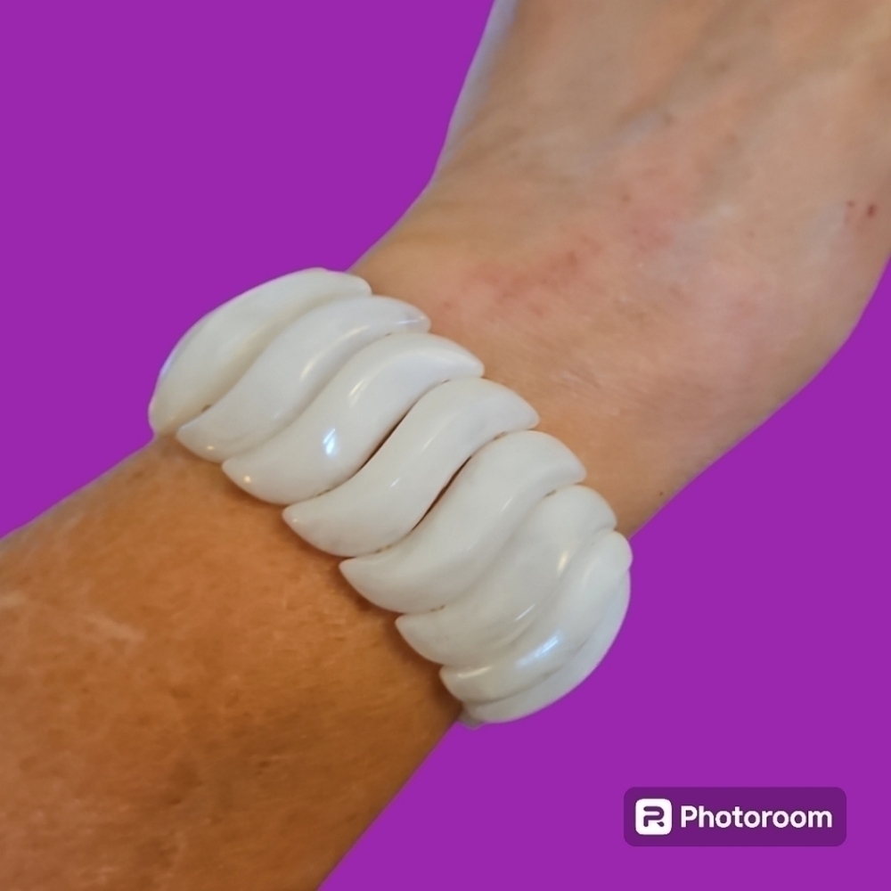 Vtg AVON 1984 Summer Brights Wavy White Acrylic Chunky Stretch Bracelet